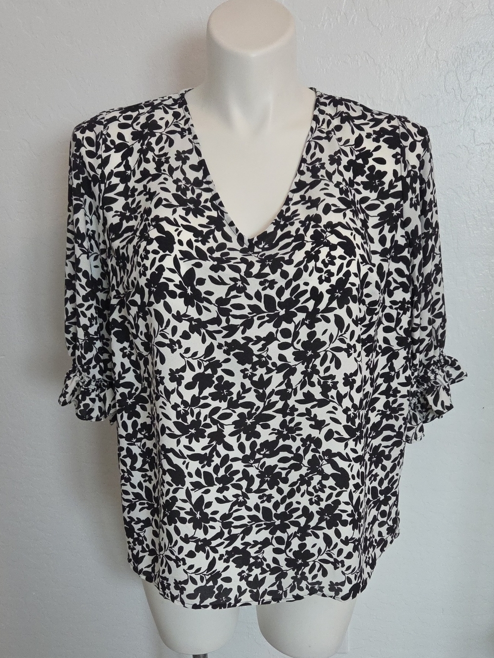 Well Worn Black & White Floral V-Neck Ruffle Sleeve Top